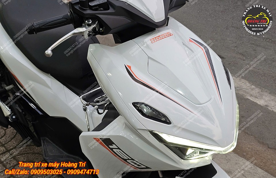 Cận cảnh mặt nạ trước Airblade 2026 màu trắng, đường tem sắc sảo, tăng vẻ ngoài hiện đại.