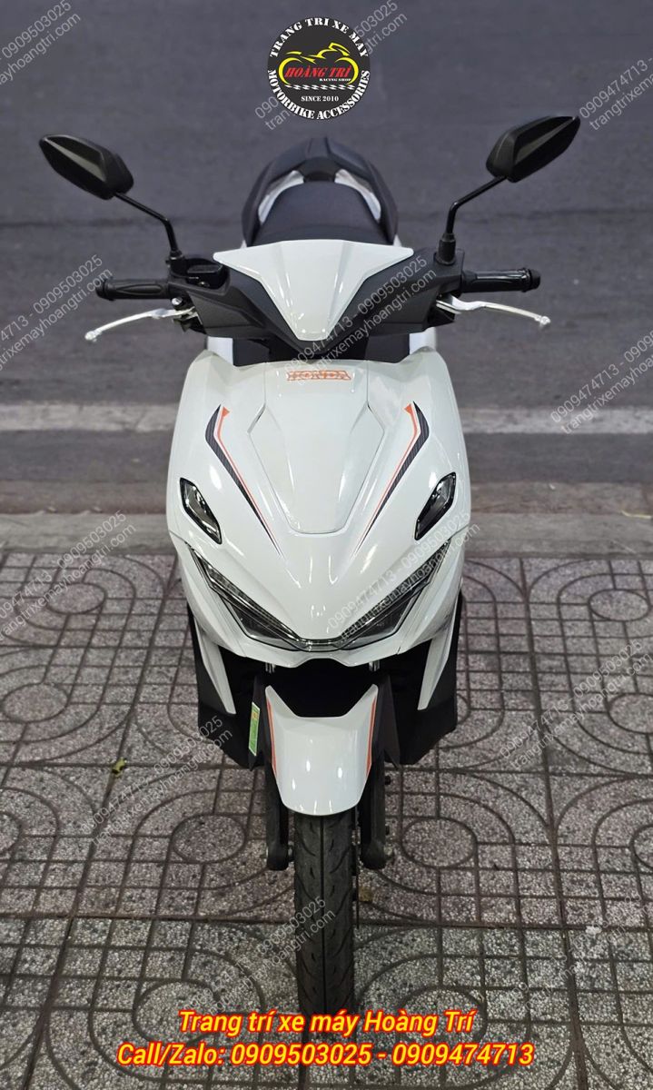 Toàn cảnh Airblade 2026 sau dán decal trắng và tem xe, diện mạo mới nổi bật hơn.