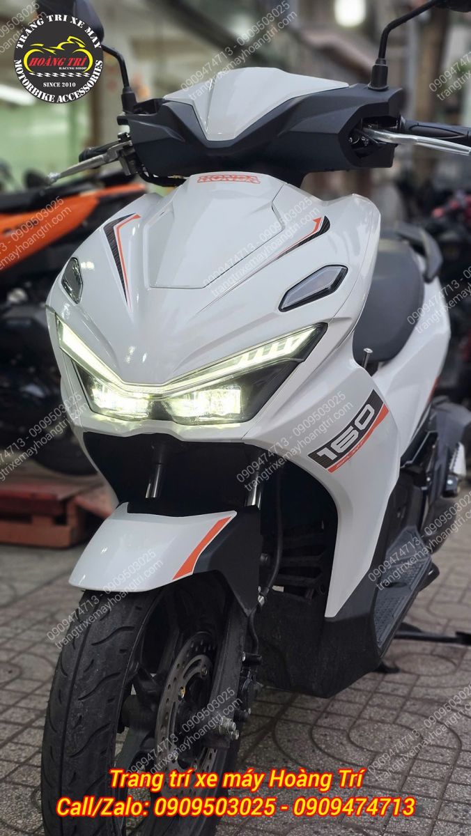 Cận cảnh đầu xe Airblade 2026 sau đổi màu, đèn LED sáng rõ, tổng thể cực kỳ bắt mắt.