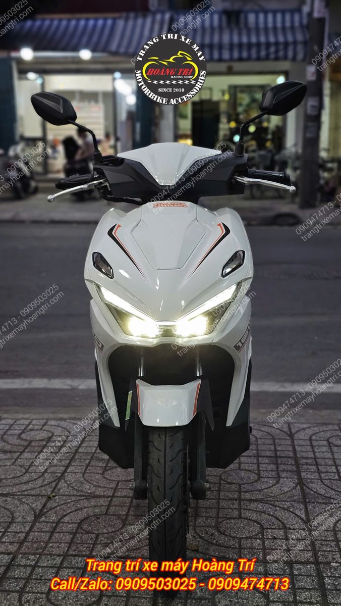 Góc trực diện xe Airblade 2026 sau dán decal trắng, đèn LED bật sáng rõ nét ban đêm