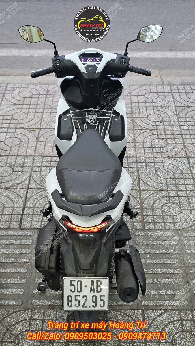 Góc nhìn từ trên cao tổng thể xe Airblade 2026 sau khi đổi màu trắng và dán tem hoàn chỉnh