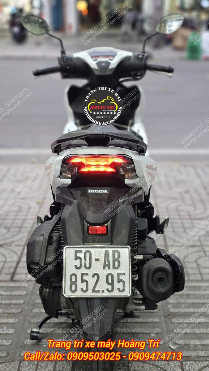 Cận cảnh đèn hậu Airblade 2026 sau khi dán decal trắng, không còn màu đỏ zin của xe