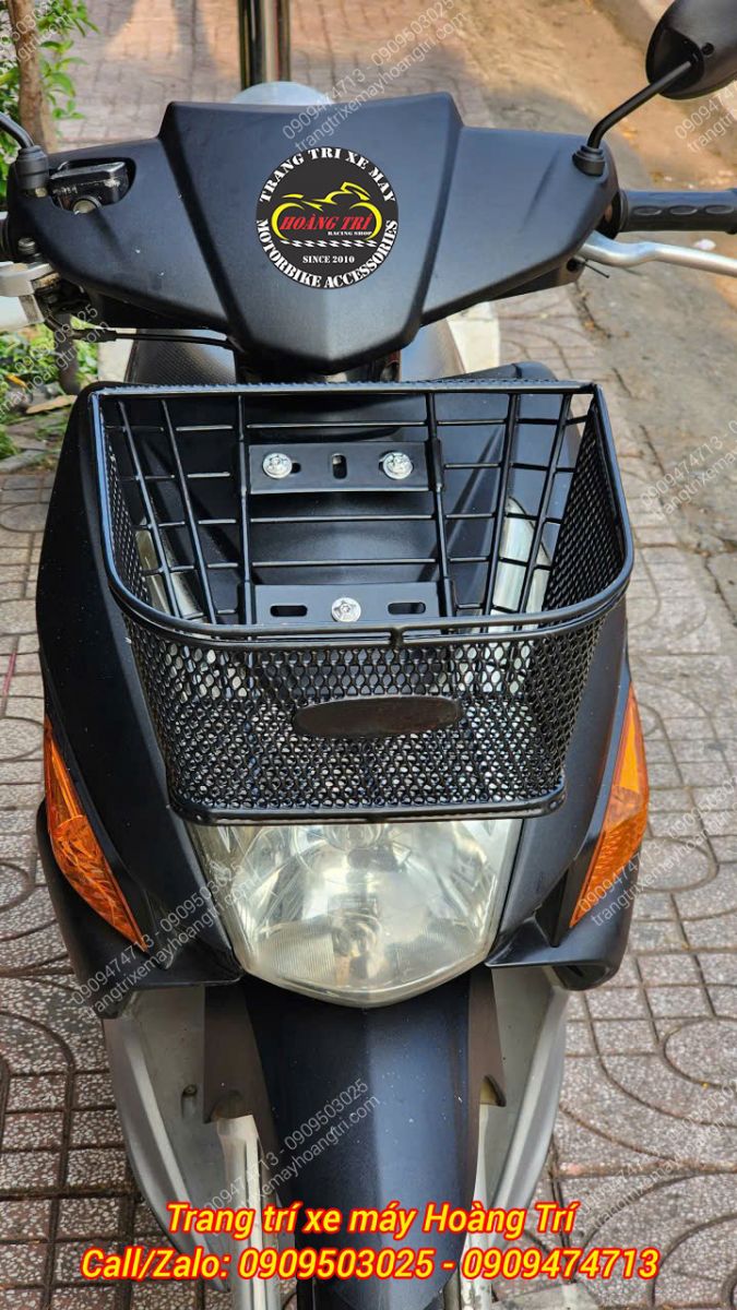 Rổ trước gắn mặt nạ Honda Click 110 thiết kế gọn gàng, lắp chắc chắn, tăng tiện ích chở đồ hằng ngày