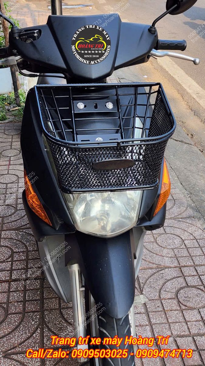 Cần phải khoan lỗ mặt nạ Click 110 để có thể lắp đặt chắc chắn rổ cho xe