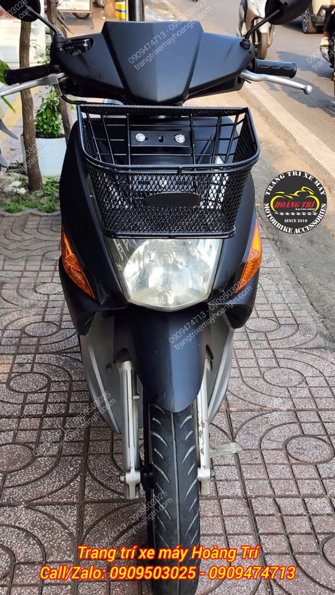 Tổng thể đầu xe Click 110 lắp rổ trước, form vuông vức, lưới sơn nhỏ để được nhiều vật dụng nhỏ gọn khác