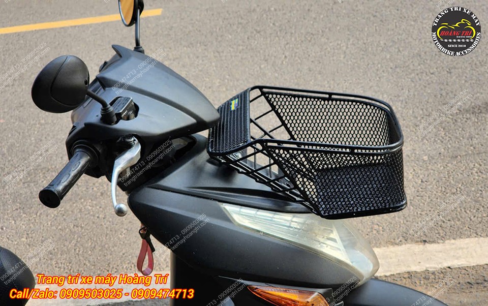 Góc nghiêng bên phải rổ trước Click 110, khoảng chứa rộng rãi, không ảnh hưởng đèn và tay lái