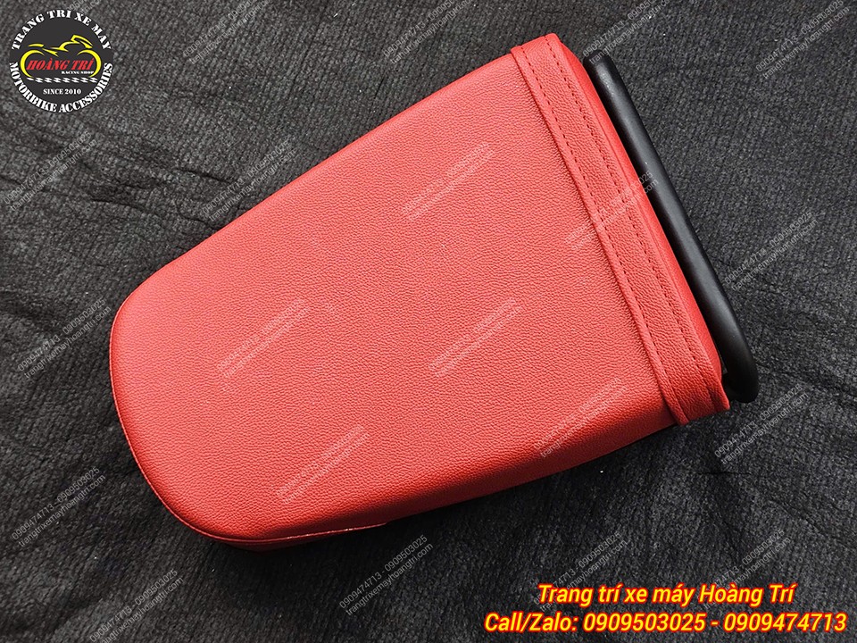 Cận cảnh bề mặt nệm yên CT125, chất liệu da tổng hợp nhám, đường may đều và chắc chắn