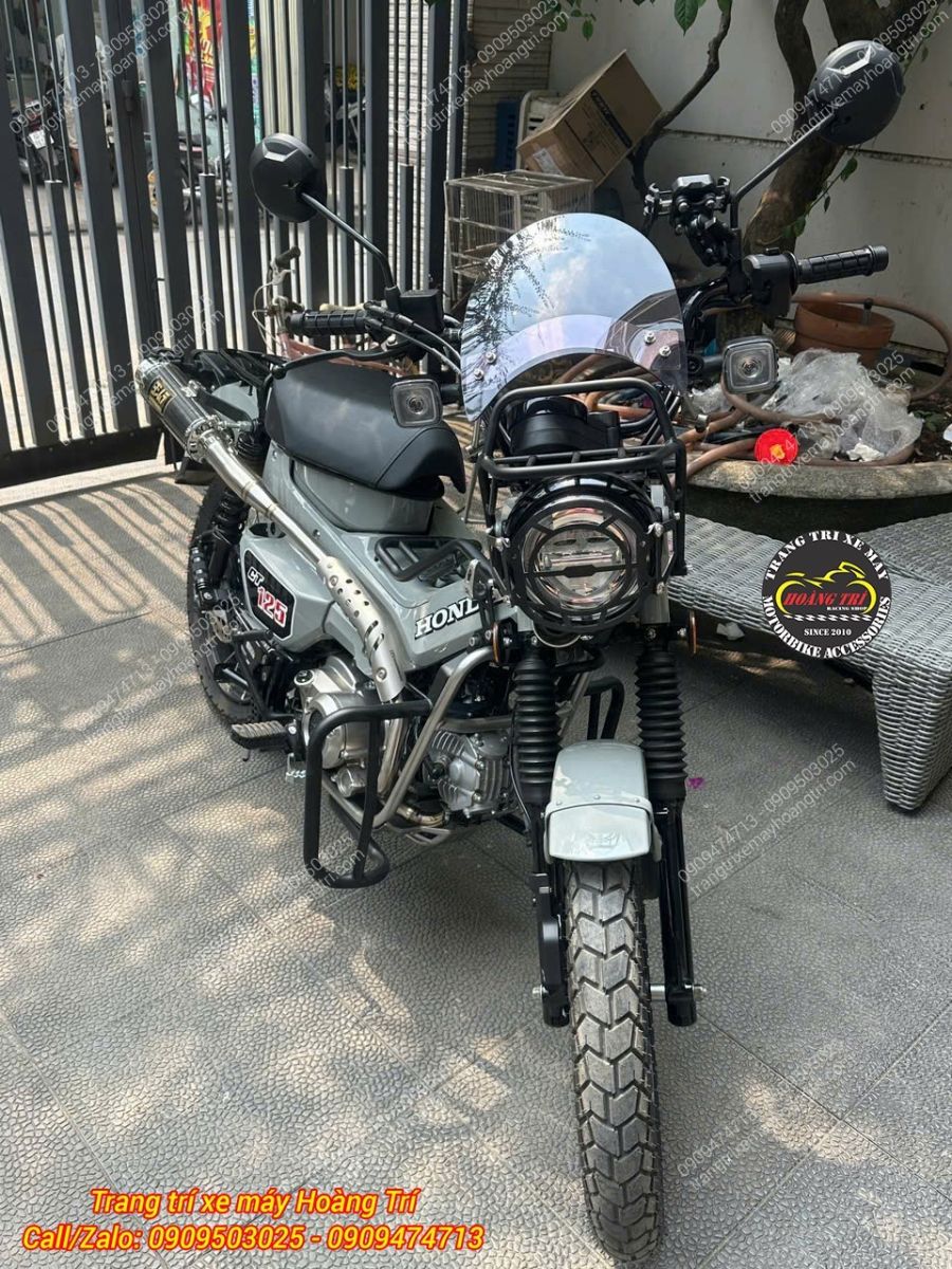 Góc trực diện Honda CT125 với bảo vệ đèn trước, kính gió, đèn trợ sáng và baga đầu đèn