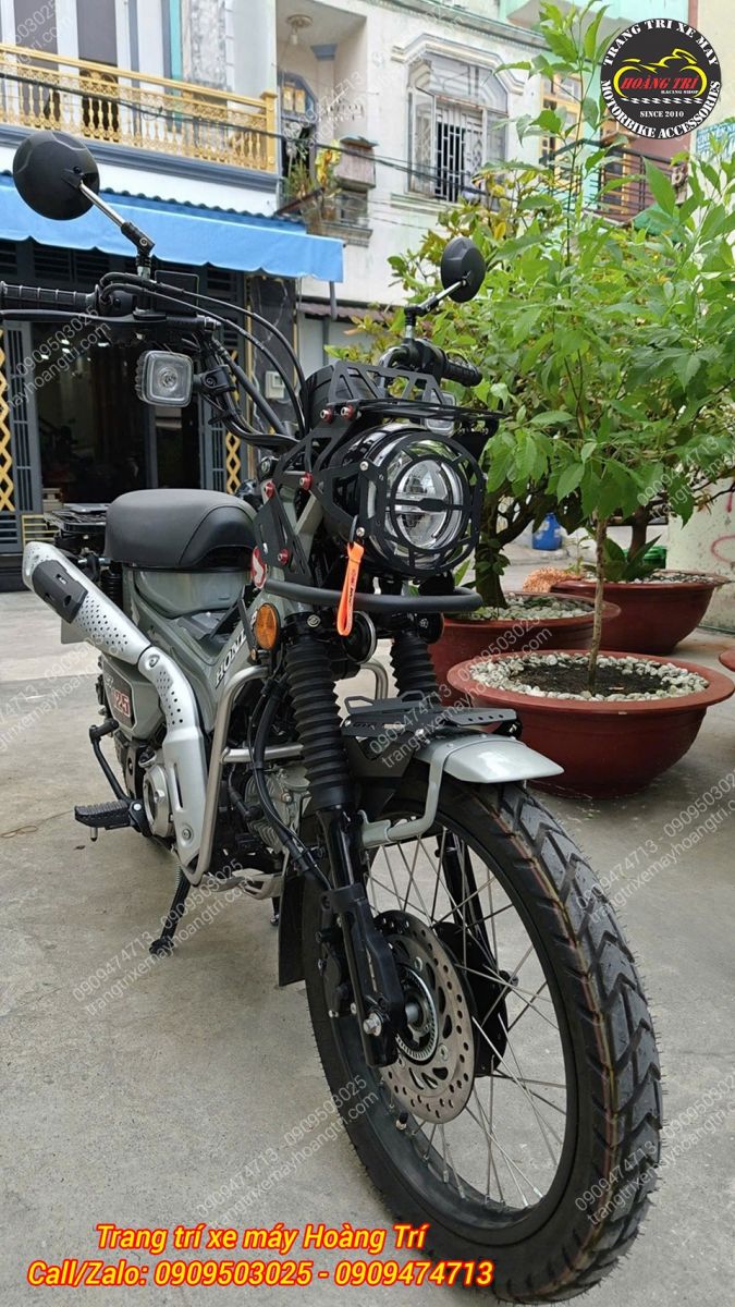 Góc trực diện CT125 trang bị bảo vệ đèn pha LBS và baga đầu đèn tạo vẻ ngoài phong cách