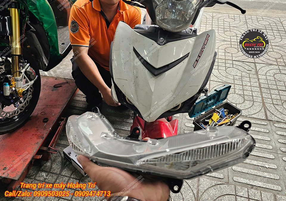 Trên tay cụm đèn demi chính hãng Yamah đang chuẩn bị thay mới cho chiếc Exciter 150