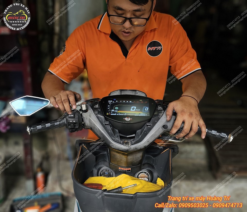 Nhân viên đang gắn lại đầu đèn cos cho xế cưng để hoàn thành lắp đặt cho Exciter 2019