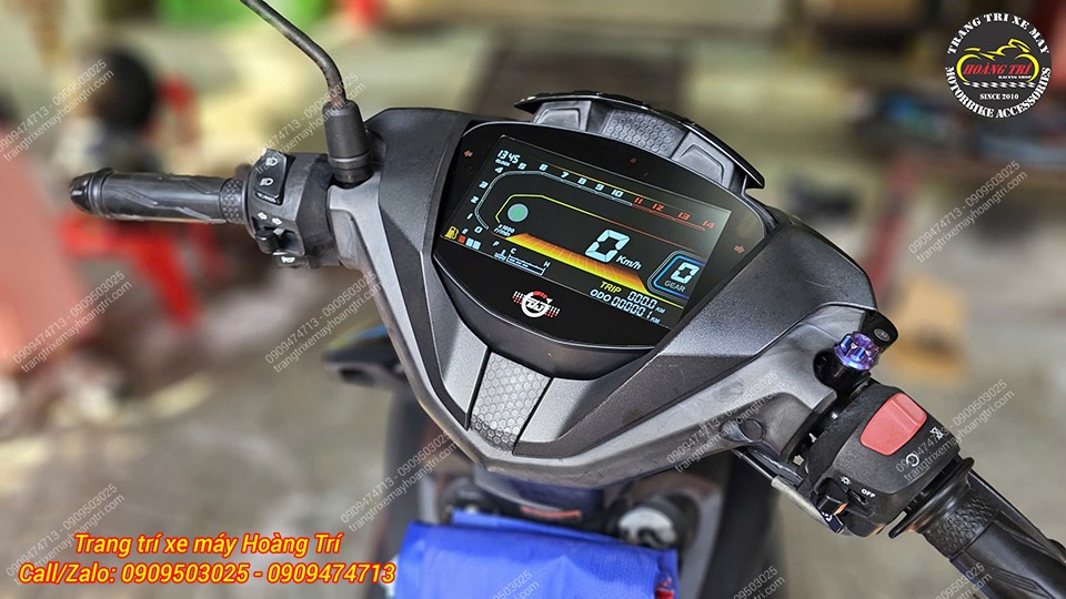 Cụm đồng hồ LCD V2 được đặt gọn gàng trong khung, kết nối giắc zin an toàn