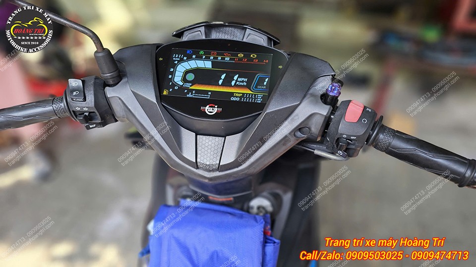 Màn hình LCD V2 thể hiện chế độ chào khi được bật nguồn