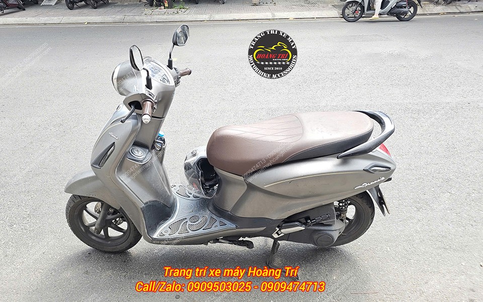 Góc chụp nghiêng Grande 2025 với gác chân phụ, lắp đặt chắc chắn phù hợp di chuyển hằng ngày