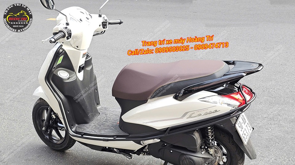 Tổng thể xe Latte 2025 nhìn từ bên trái sau khi lắp khung bảo vệ, giữ form zin gọn gàng