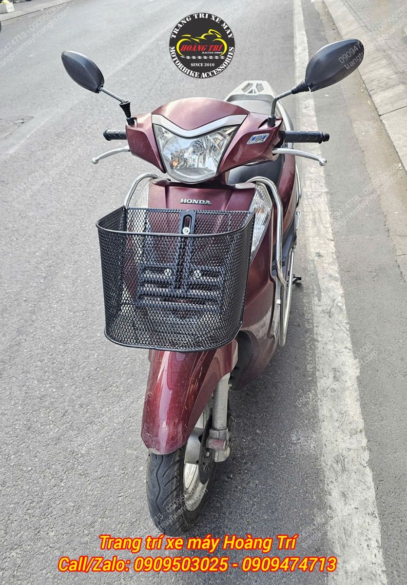 Kiểu dáng xe trông độc đáo hơn và xịn sò hơn khi trang bị rổ trước mặt nạ