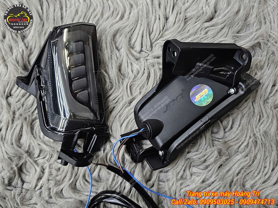 Mặt sau cụm đèn xi nhan JPA với kết cấu chắc chắn, logo hãng rõ nét, độ bền cao