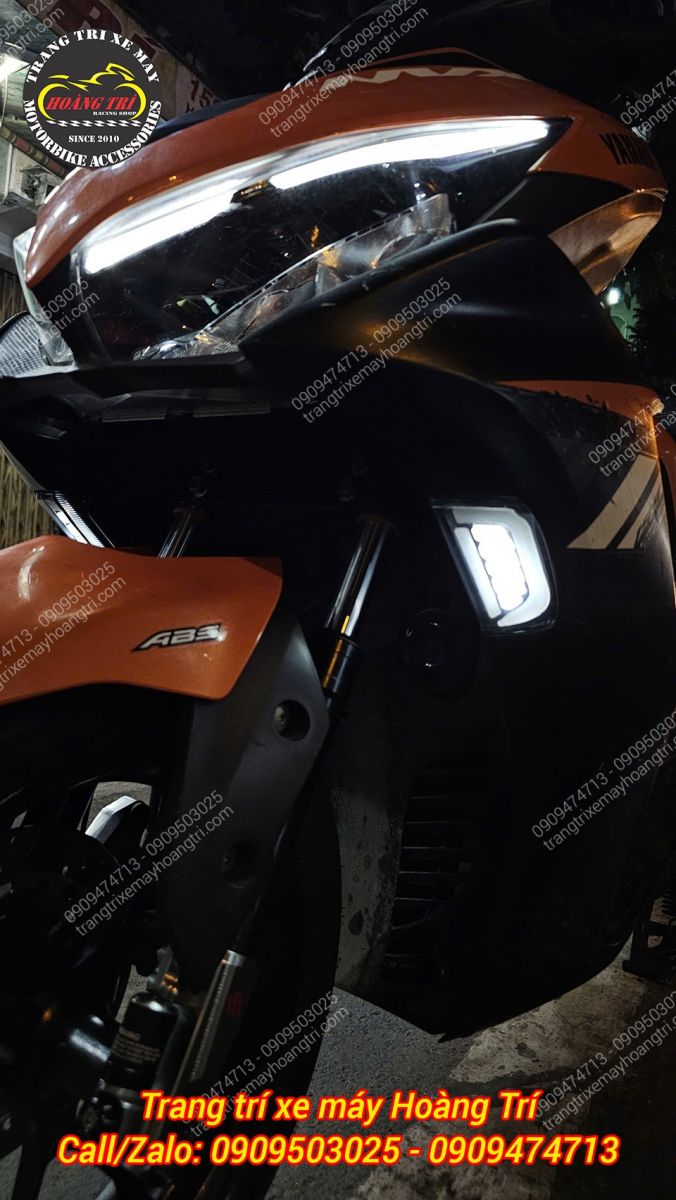 Góc nghiêng đèn xi nhan trước JPA Yamaha NVX cho thấy phù hợp hoàn hảo cho dàn áo NVX