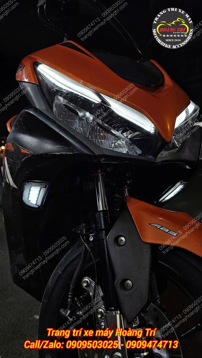 Chi tiết ánh sáng đèn xi nhan JPA Yamaha NVX khi bật đèn demi, rõ nét và ánh sáng mạnh