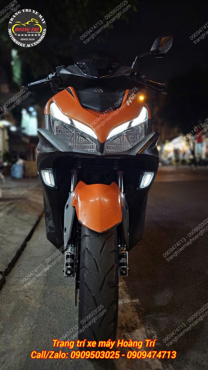 Tổng thể đầu xe Yamaha NVX trang bị cụm đèn xi nhan JPA, tăng nhận diện khi chạy đêm