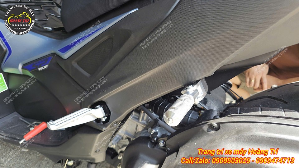 Cận cảnh gác chân phụ nhôm màu bạc lắp trên NVX V3, thiết kế gọn gàng, cùng tông màu gác chân zin