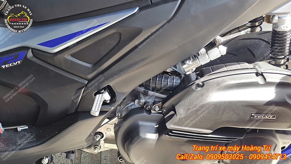 Góc nhìn bên hông NVX V3 gắn gác chân phụ, lắp đặt chắc chắn, không ảnh hưởng dàn áo