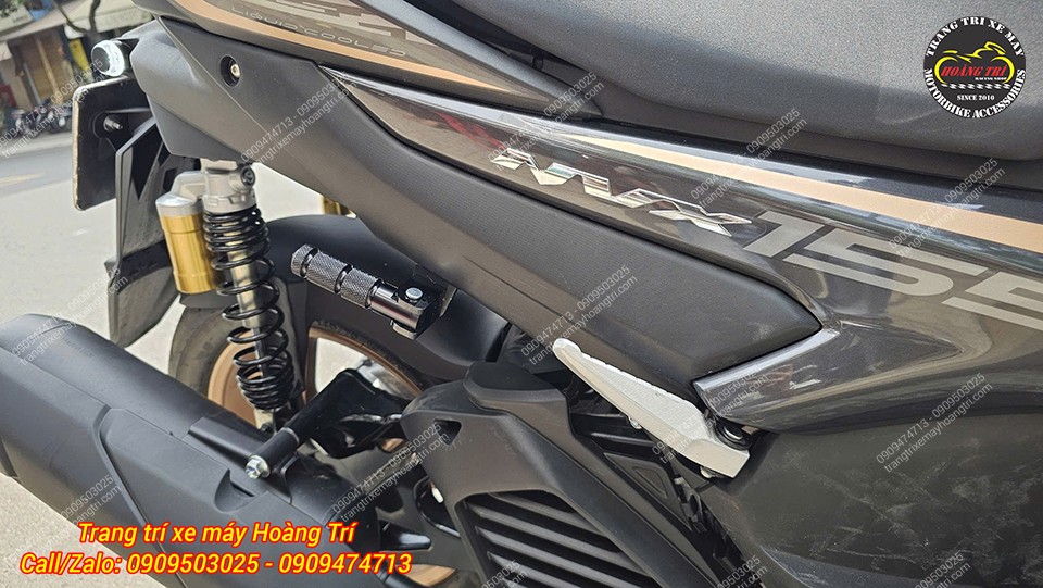 Góc sau NVX V3 trang bị gác chân phụ nhôm, đồng bộ thiết kế, tăng thẩm mỹ cho xe