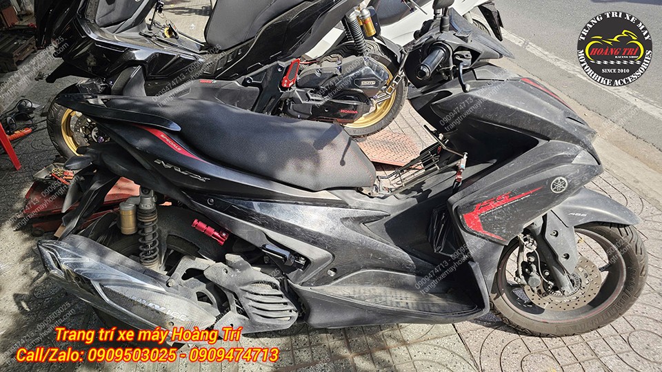 Tổng thể Yamaha NVX V1 lắp gác chân phụ, lắp đặt chắc chắn không ảnh hưởng kết cấu xe mà còn tăng tiện lợi