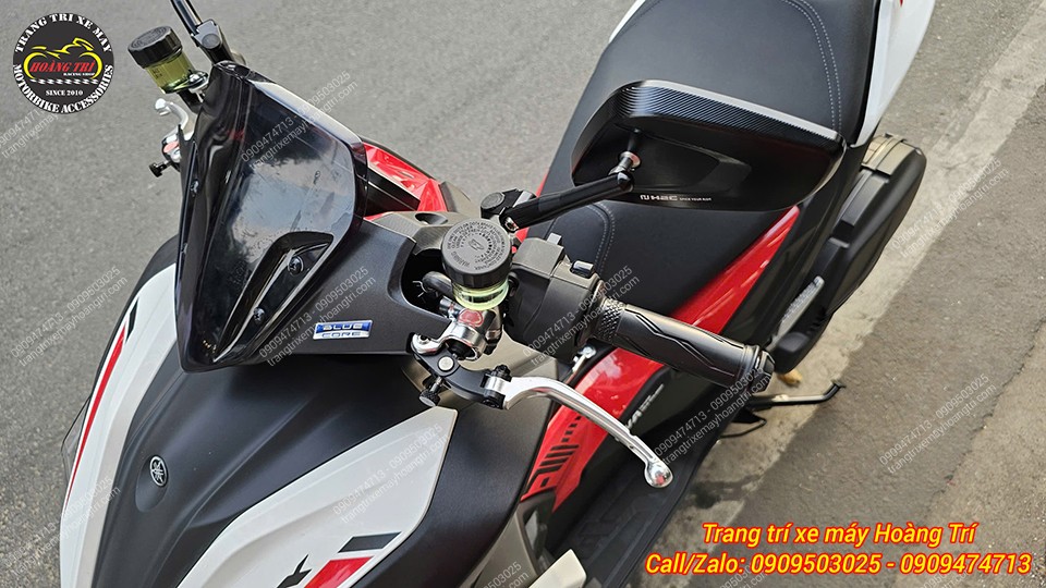 Tổng thể tay lái NVX V3 sau khi nâng cấp kính hậu H2C E3, hài hòa và hiện đại