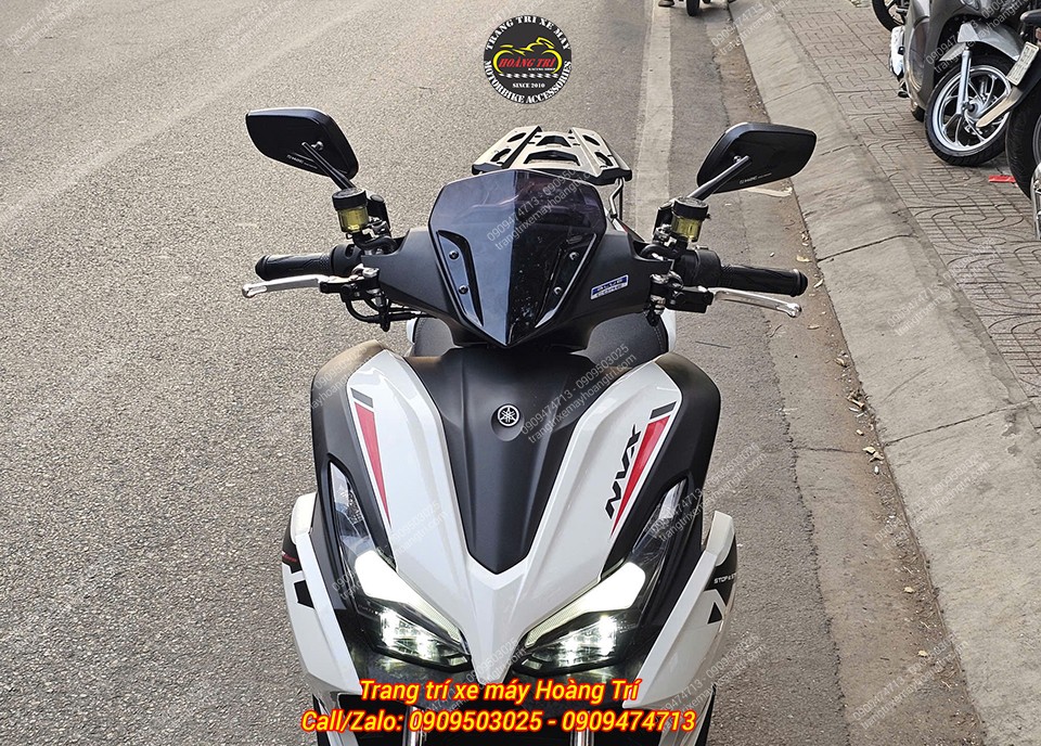 Góc nhìn chính diện NVX V3 với cặp kính hậu H2C E3 cân đối hai bên tay lái