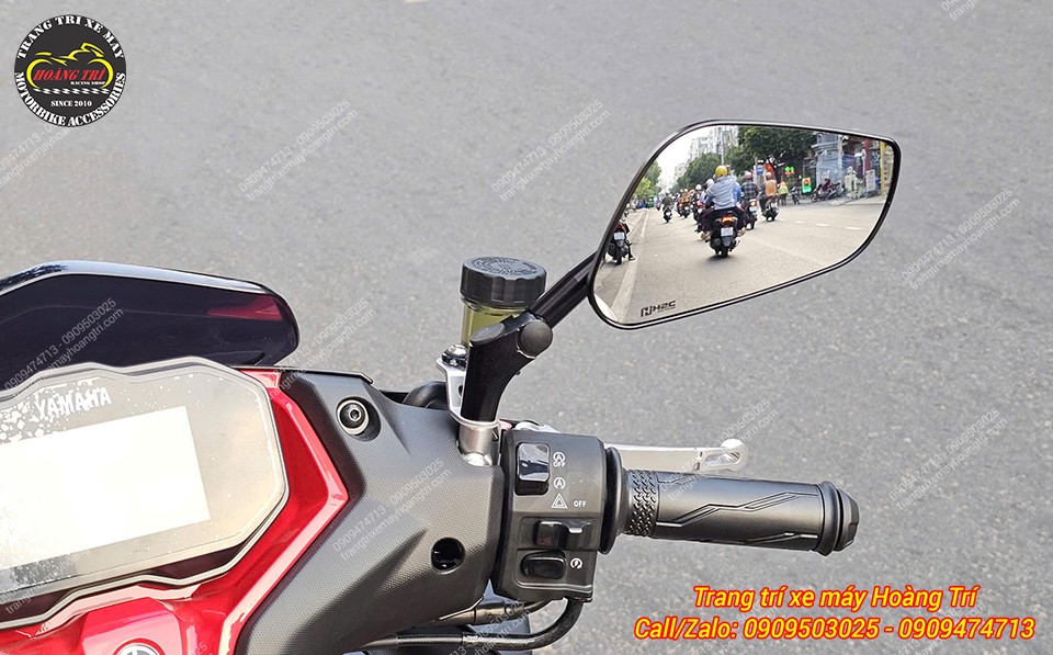 Kính hậu H2C E3 trên NVX V3, góc kính rộng dễ dàng quan sát phía sau rõ nét