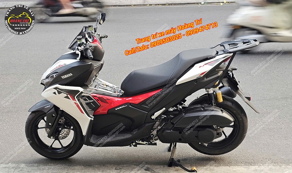Tổng thể Yamaha NVX V3 màu đỏ sau khi lắp baga sau monorack, dáng xe cân đối và thể thao hơn.