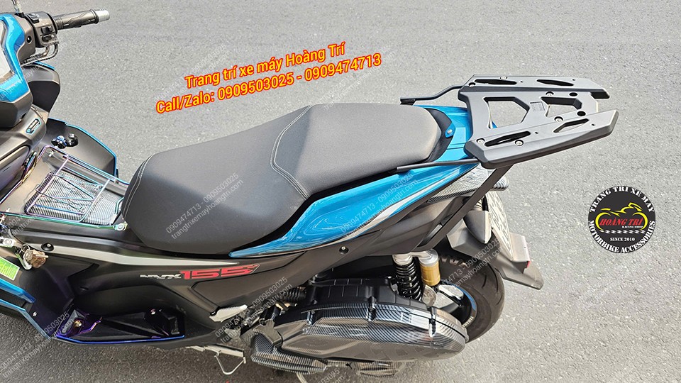 Cận cảnh baga sau monorack lắp trên Yamaha NVX V2 màu xanh, hoàn thiện gọn gàng, phù hợp gắn thùng sau.