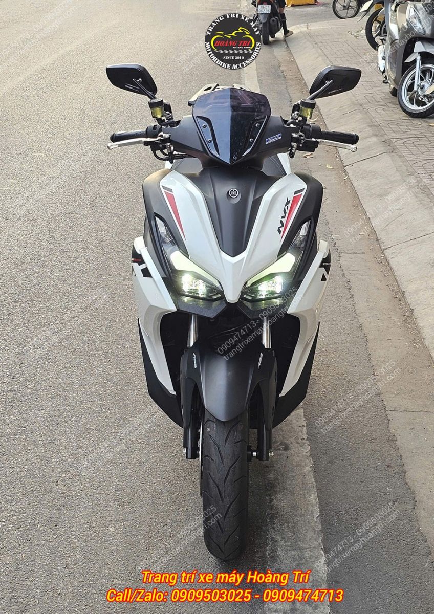 Tổng thể đầu xe NVX V3 trang bị tay thắng Racing Boy S1, tăng trải nghiệm sử dụng hằng ngày