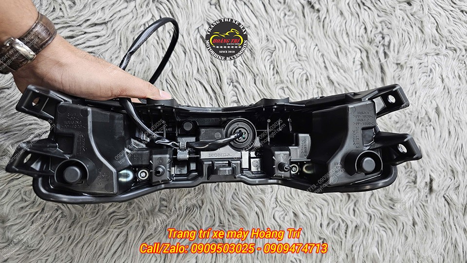 Các thông số của cụm đèn hậu PCX 160 chính hãng được in trực tiếp trên dàn nhựa của cụm đèn hậu