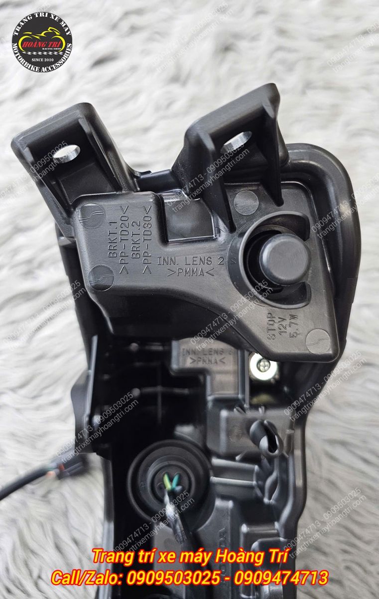 Cận cảnh ký hiệu và thông số đúc trên cụm đèn hậu PCX 160 chính hãng Honda