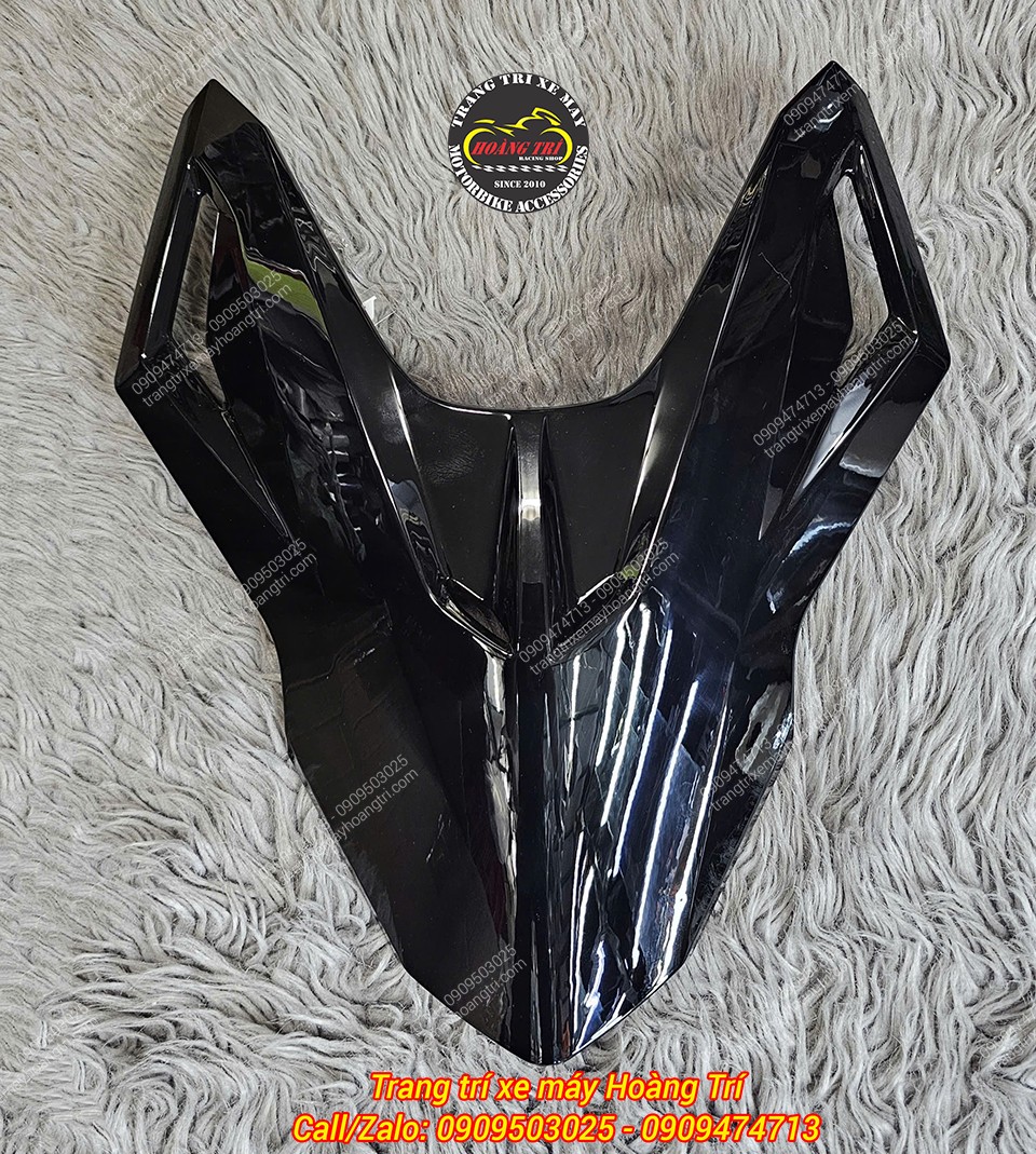 Ốp đầu nhựa bóng màu đen sang trọng, bề mặt hoàn thiện đẹp mắt, giúp tổng thể xe nổi bật hơn