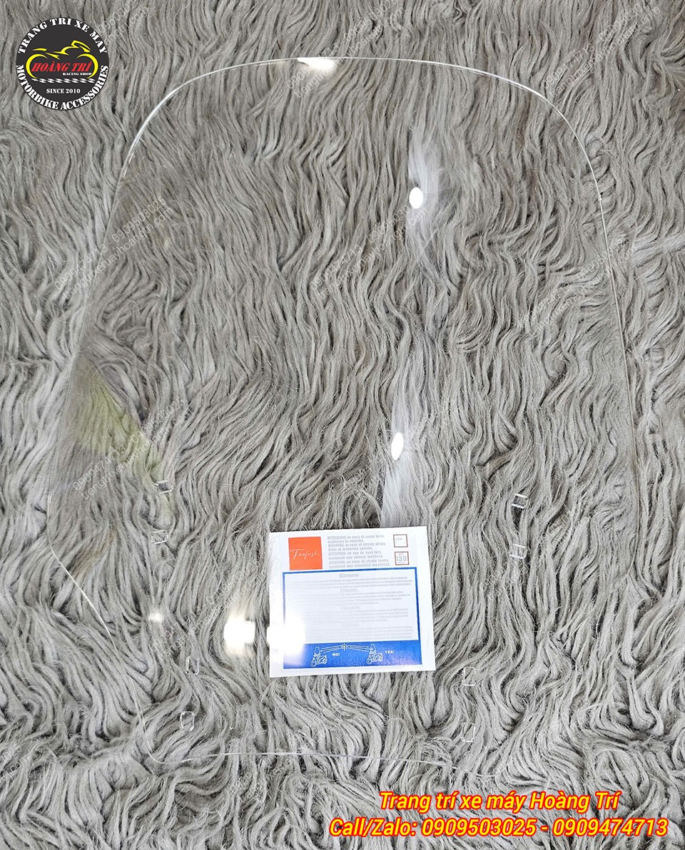 Kính chắn gió độ trong suốt cao vừa phải, hỗ trợ chắn gió tốt, không gây cản tầm nhìn