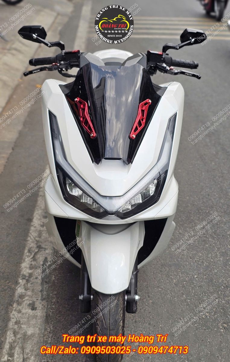 Góc trực diện PCX 160 gắn kính chắn gió Tanu, với pát nhôm màu đỏ nổi bật