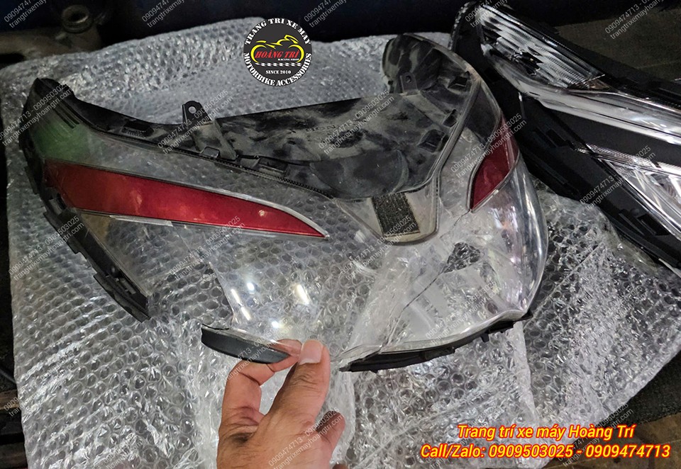 Cận cảnh mica đèn pha PCX 2018 đã bị hư hỏng chuẩn bị thay thế cho xe