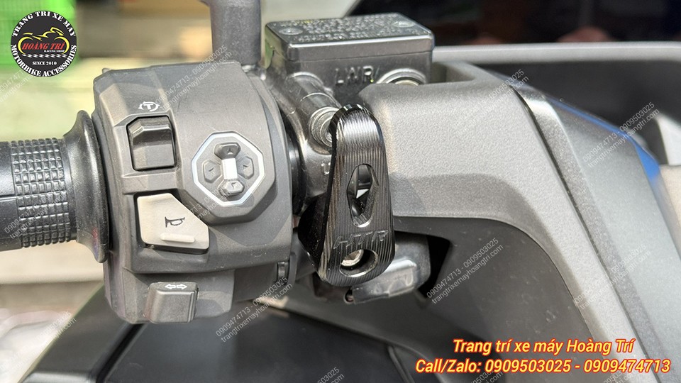 Cận cảnh móc treo đồ nhôm CNC VR màu đen lắp PCX 160, thiết kế gọn gàng, hoàn thiện sắc nét