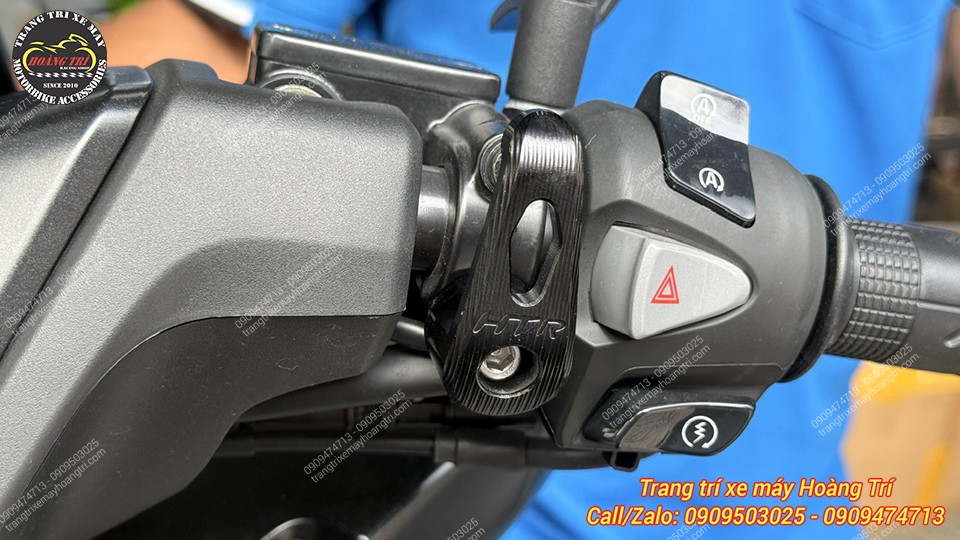 Móc treo đồ nhôm CNC VR gắn bên phải tay lái PCX 160, tiện treo vật dụng hằng ngày