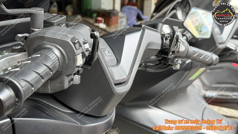 Góc nhìn tổng thể khu vực tay lái PCX 160 với 2 móc treo đồ nhôm CNC VR