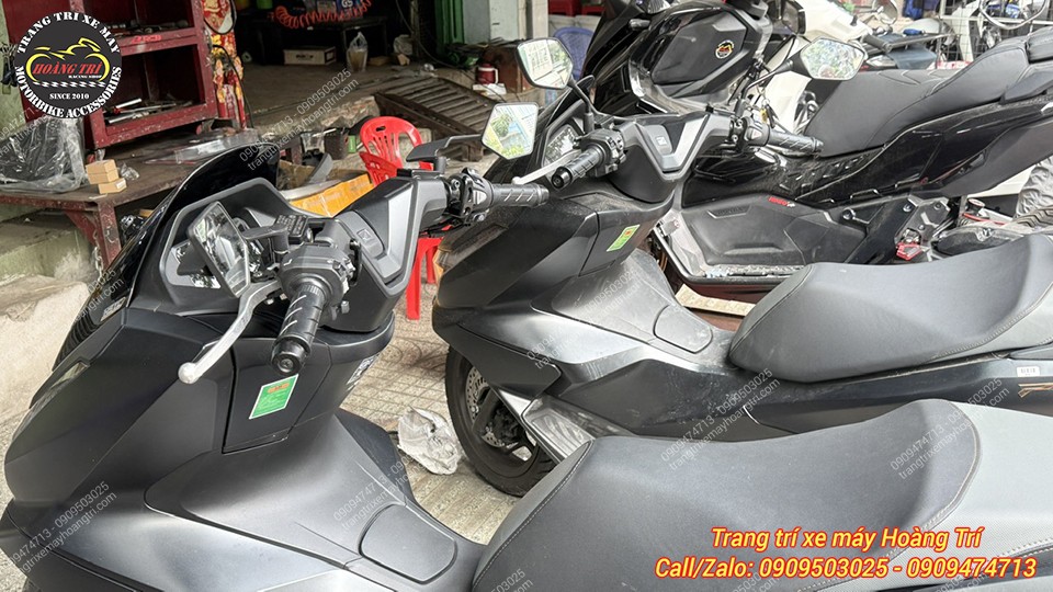 Hai xe PCX 160 cùng trang bị móc treo đồ nhôm CNC VR tại Hoàng Trí Shop, đồng bộ và tiện lợi