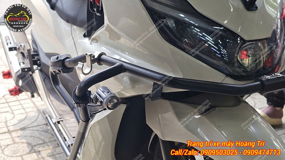 Góc nghiêng khung chống đổ PCX 160 tích hợp đèn trợ sáng Kenzo X100, đi dây thẩm mỹ