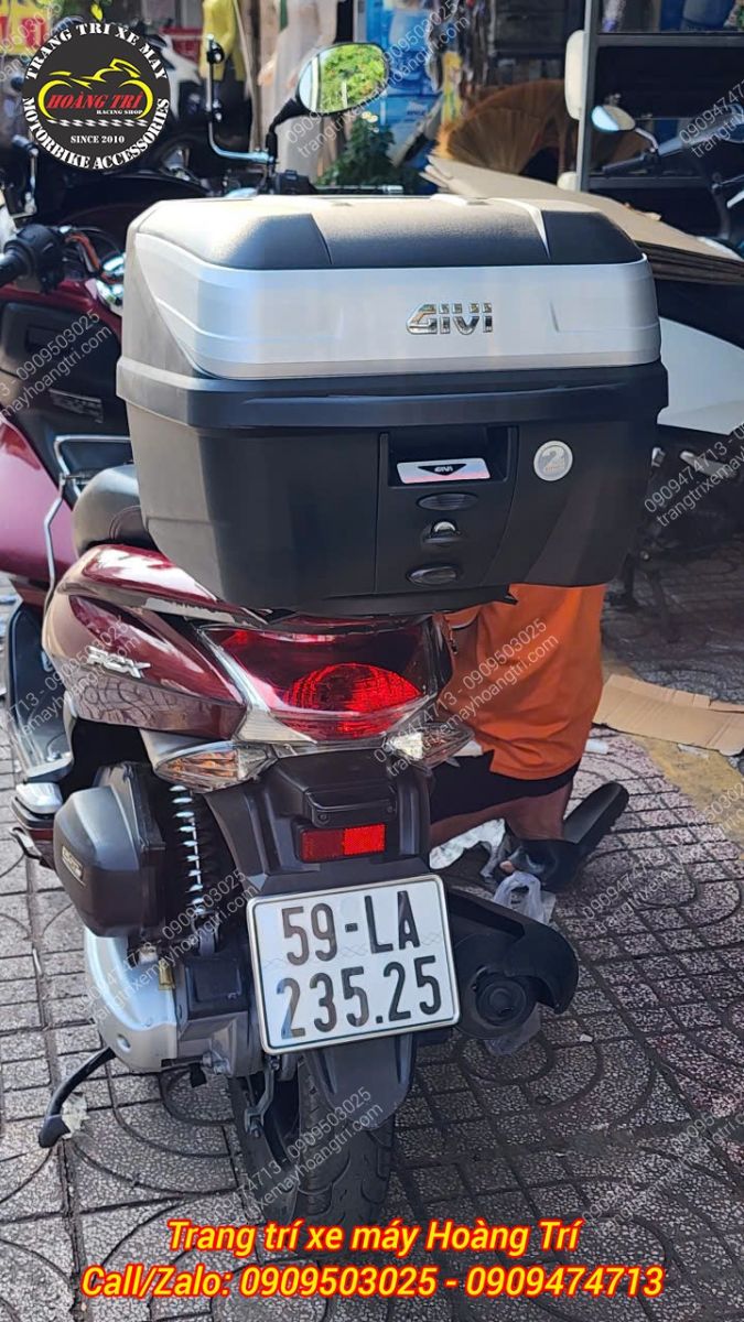 Thùng sau Givi B32N lắp PCX 2011 chắc chắn, có khóa an toàn, tăng tiện ích chở đồ