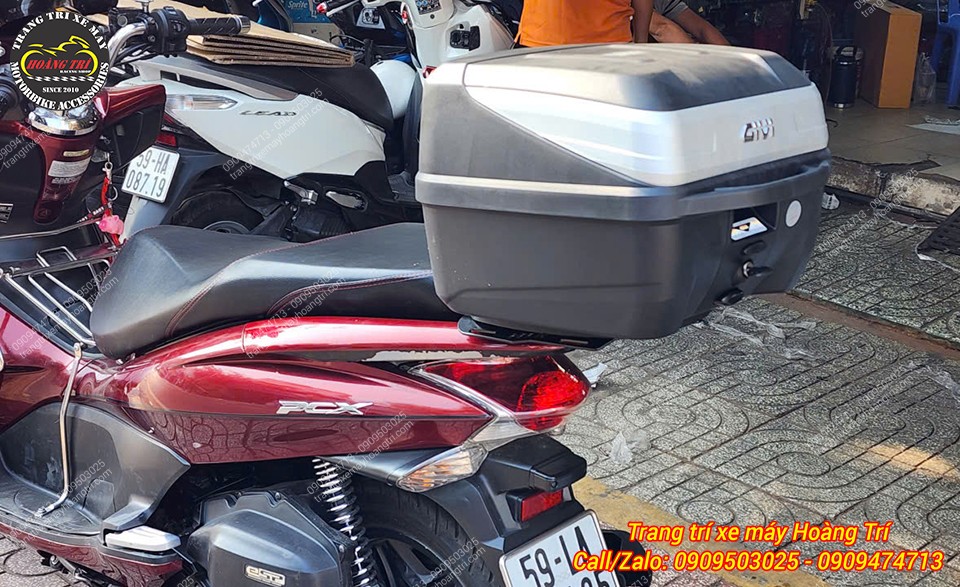 Cận cảnh thùng Givi B32N hoàn thiện trên PCX, màu sắc hài hòa tổng thể xe