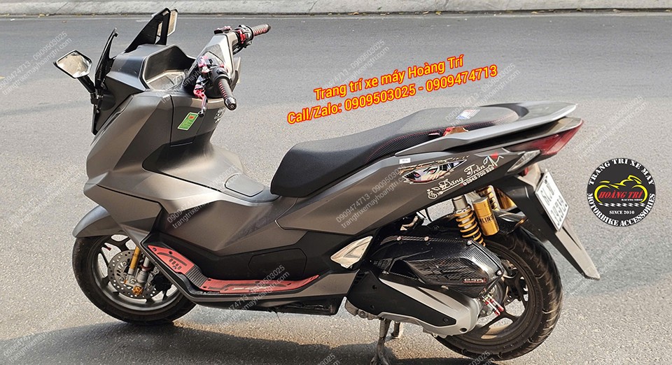 Góc chụp tổng thể PCX 160 độ phuộc Ohlins HO112, form xe cao ráo và đầm chắc