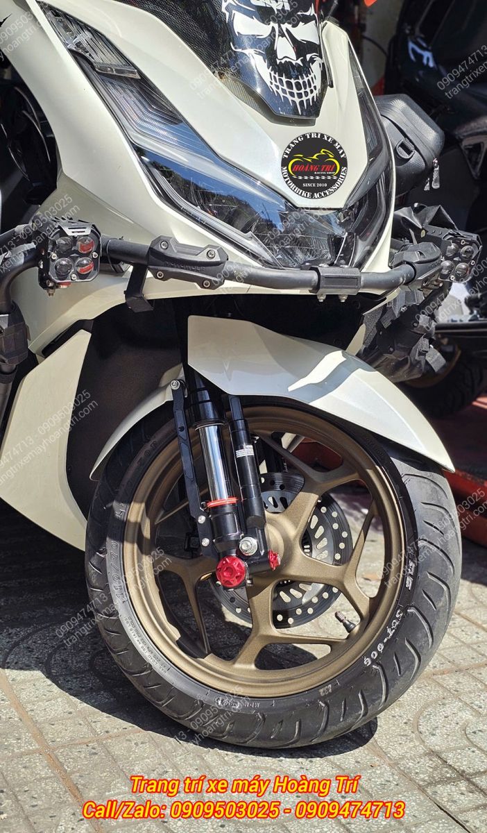 Tổng thể dàn chân trước PCX 160 ABS nâng cấp phuộc Kingham, tăng độ nhún êm ái khi chạy phố cũng như đường dài