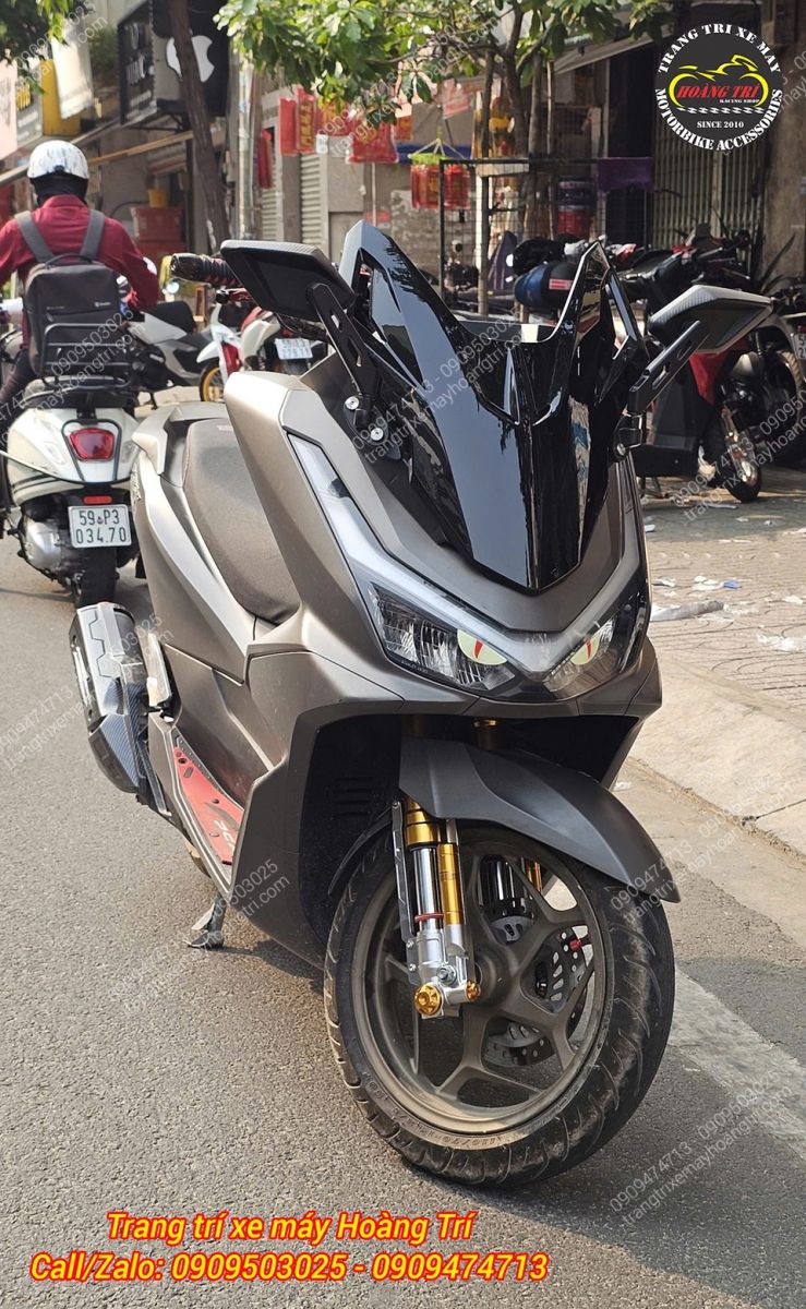 Tổng thể đầu xe PCX 160 độ phuộc Upside Down Kingham, tạo điểm nhấn cao cấp và khác biệt rõ rệt.